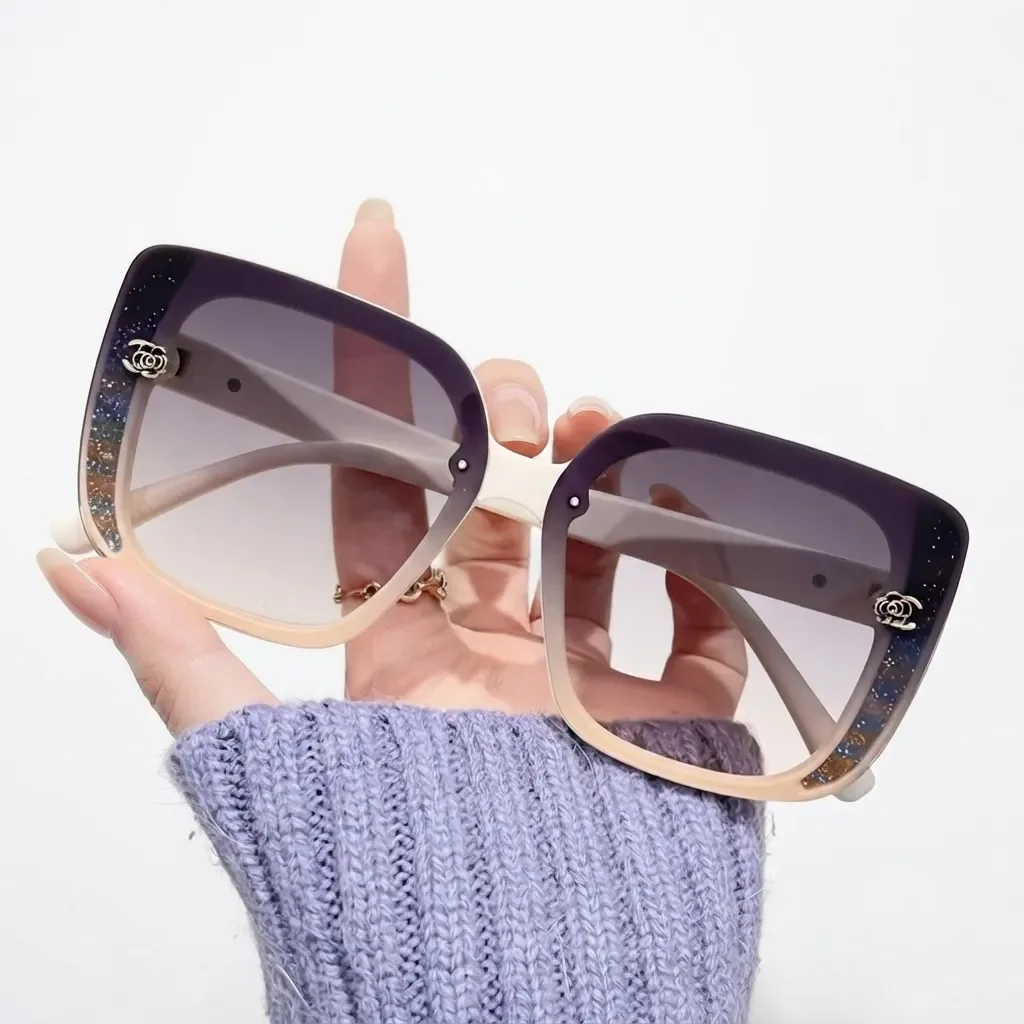 Gafas Celeste sobre fondo blanco (foto real)