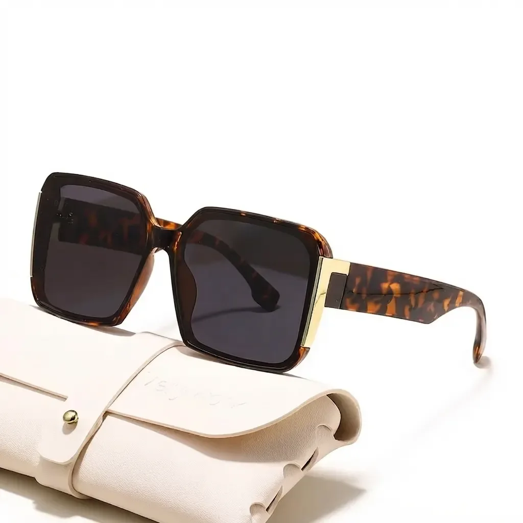 Gafas Cocoa sobre fondo blanco (foto real)