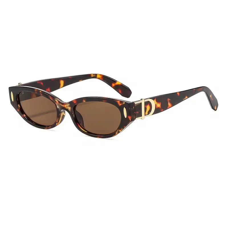 Gafas Roma sobre fondo blanco (foto real)