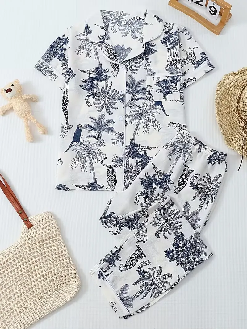 Pijama Safari (larga) extendida junto a un sombrero y un bolso de paja